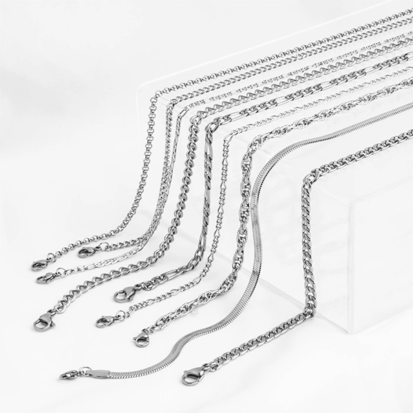 quelques chaînes en acier inoxydable