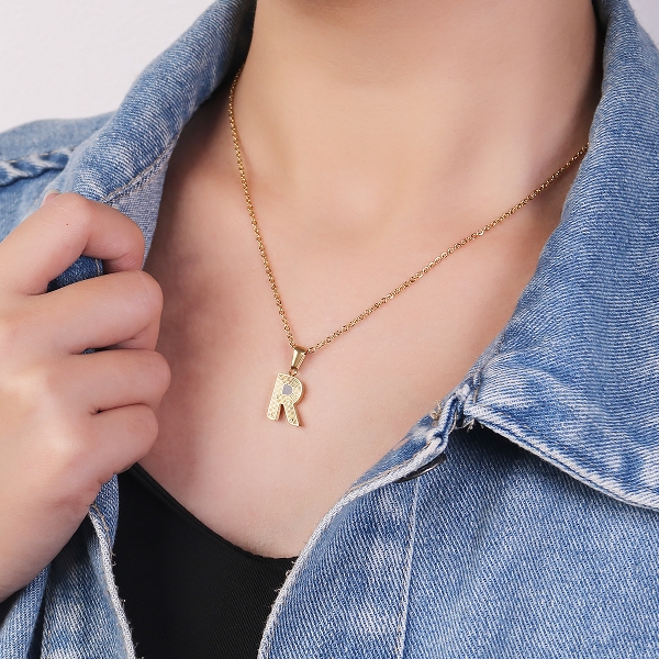 collier lettre en acier inoxydable